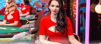 Người chơi Việt Nam trải nghiệm nổ hũ slot online trên điện thoại di động tại nhà